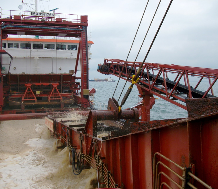 How does a marine aggregate producer get a licence